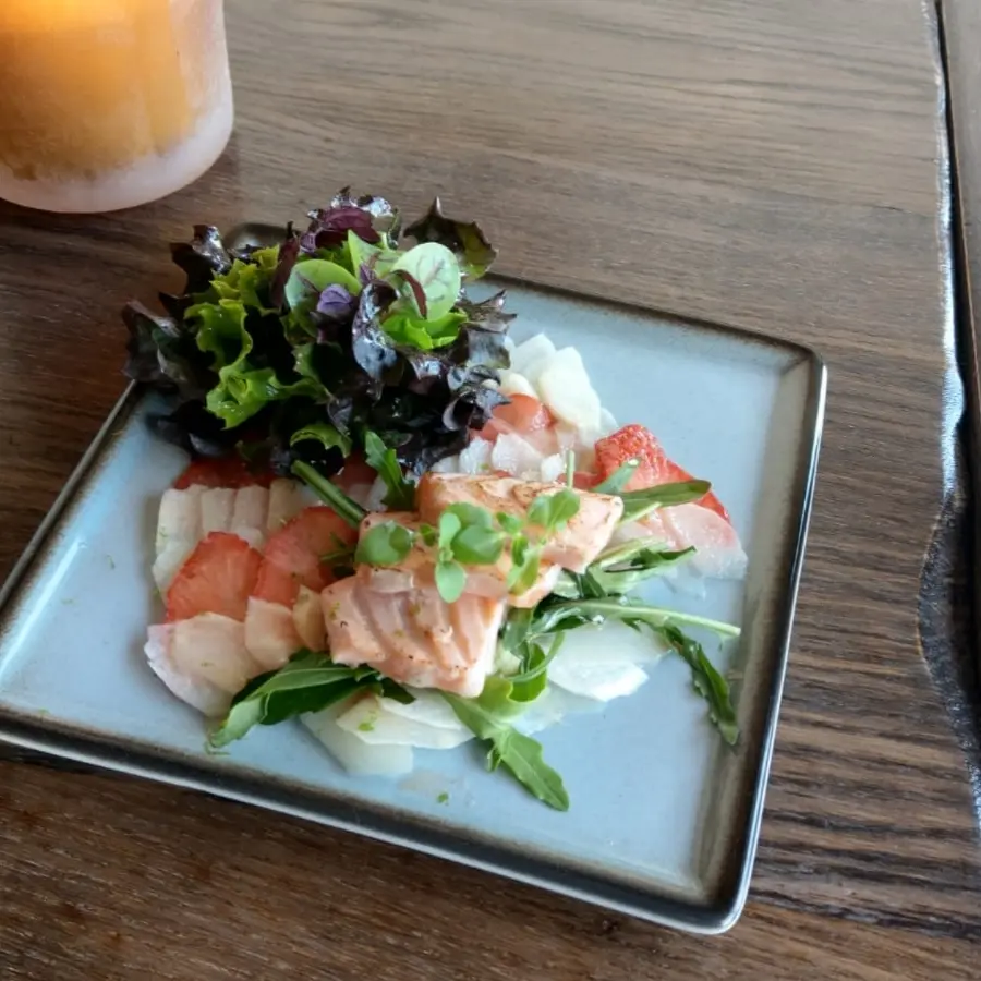 creation thumb for Carpaccio von weißem Spargel und Erdbeere, kleines Salatbouquet mit Orangen-limetten vinaigrette flambierten shishimi Lachs und holländischer Honig Kresse