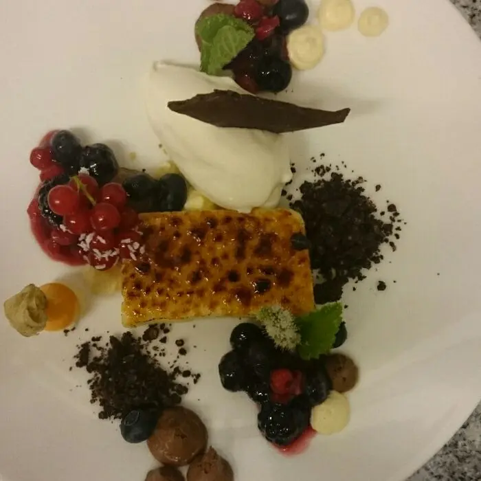 creation thumb for Gebrannte Grießschnitte, sauerrahmeis, beerencompott