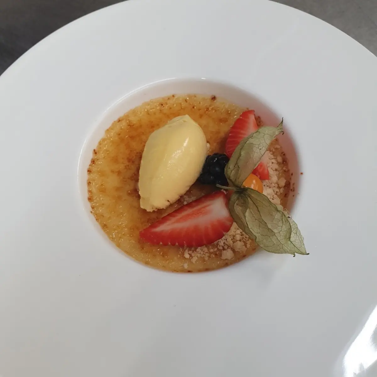 creation thumb for Creme bruleè  / passionfruit / freshberries