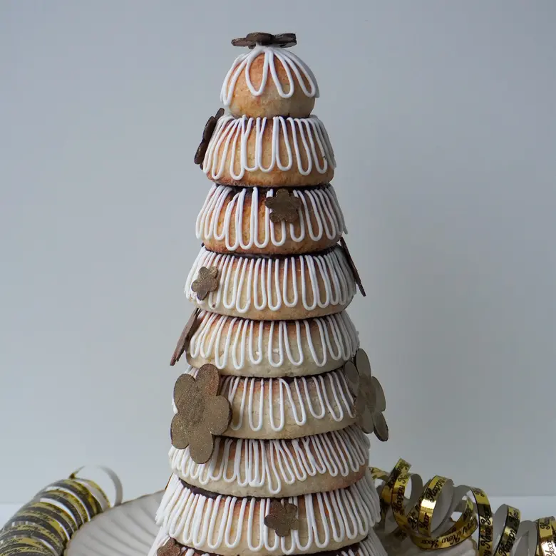 creation thumb for Torre di torta di marzapane (torre Kransekage)