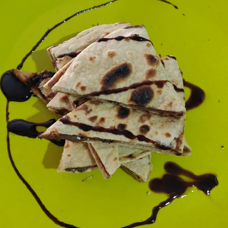 creation thumb for Whole wheat Flat bread with Nutella & Chocolate syrup