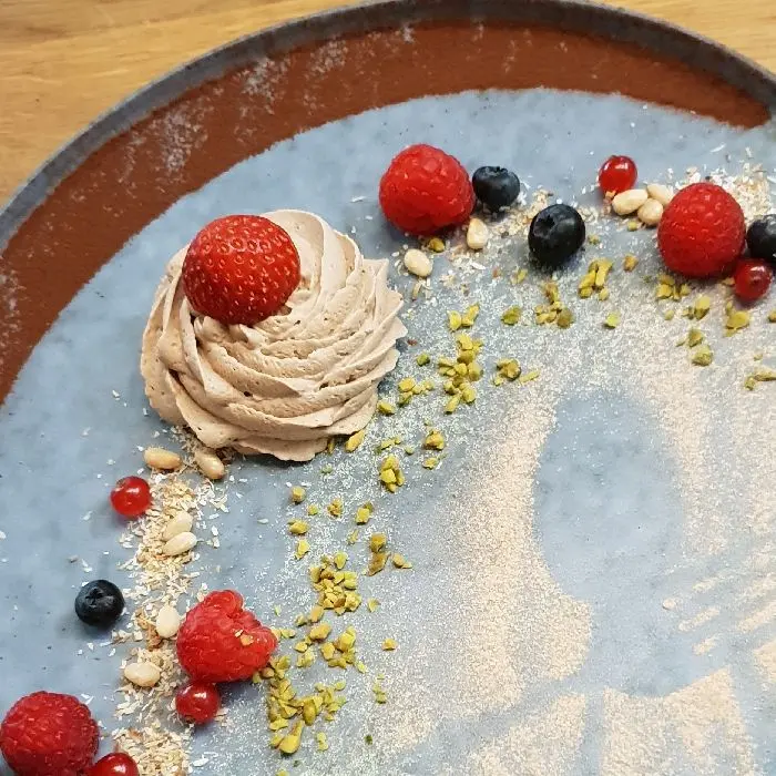 creation thumb for Tobleronenmousse mit frischen Beeren