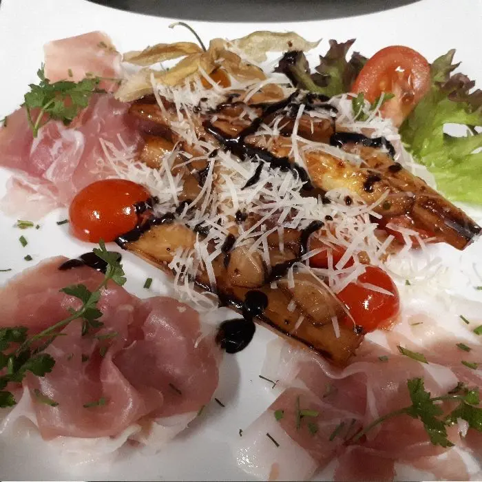 creation thumb for Gebratener Spargel mit Parmaschinken, Kirschtomaten, Parmesan und Balsamico
