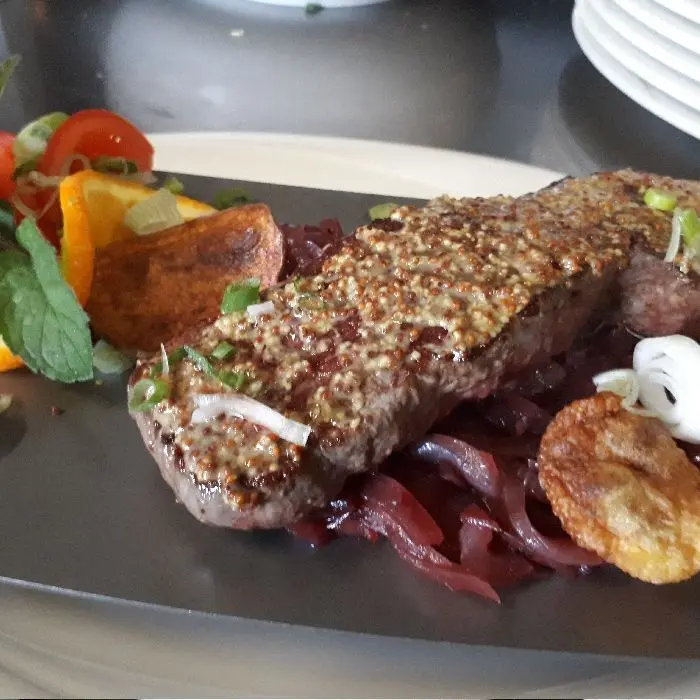 creation thumb for Rumpsteak auf Portweinzwiebeln mit Dijonsenf