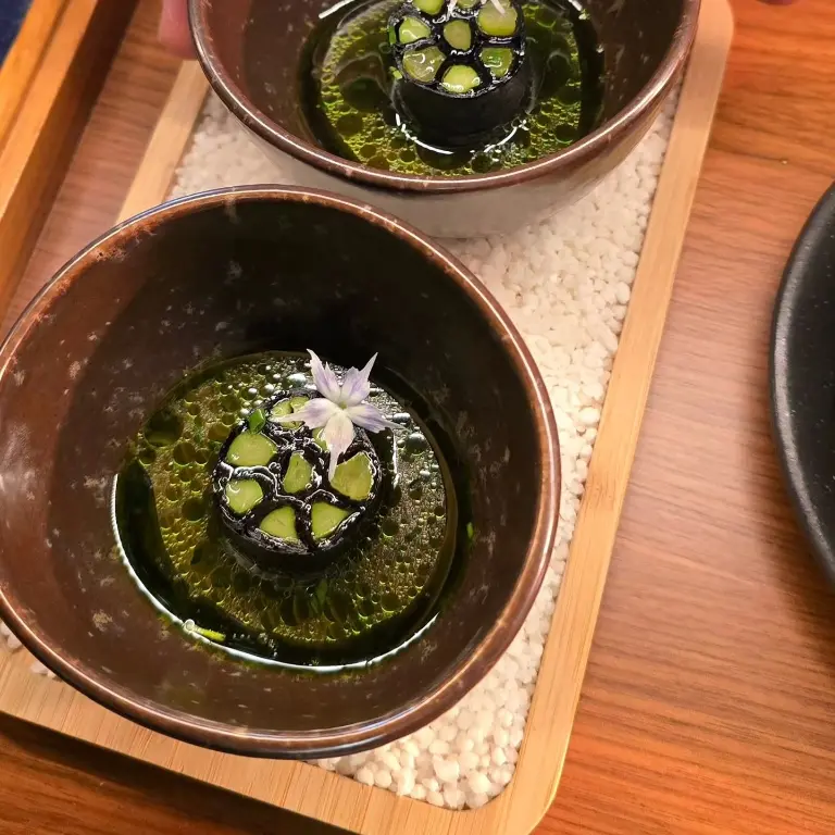 creation thumb for Textura di asparagi e nori. Dashi artigianale di zenzero.