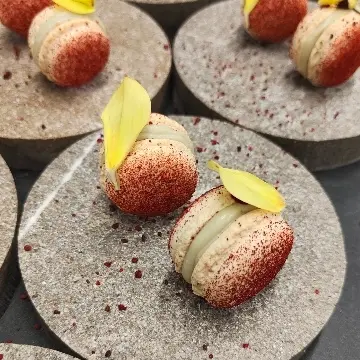 creation thumb for Rotbeet and Blue Cheese Macaron
