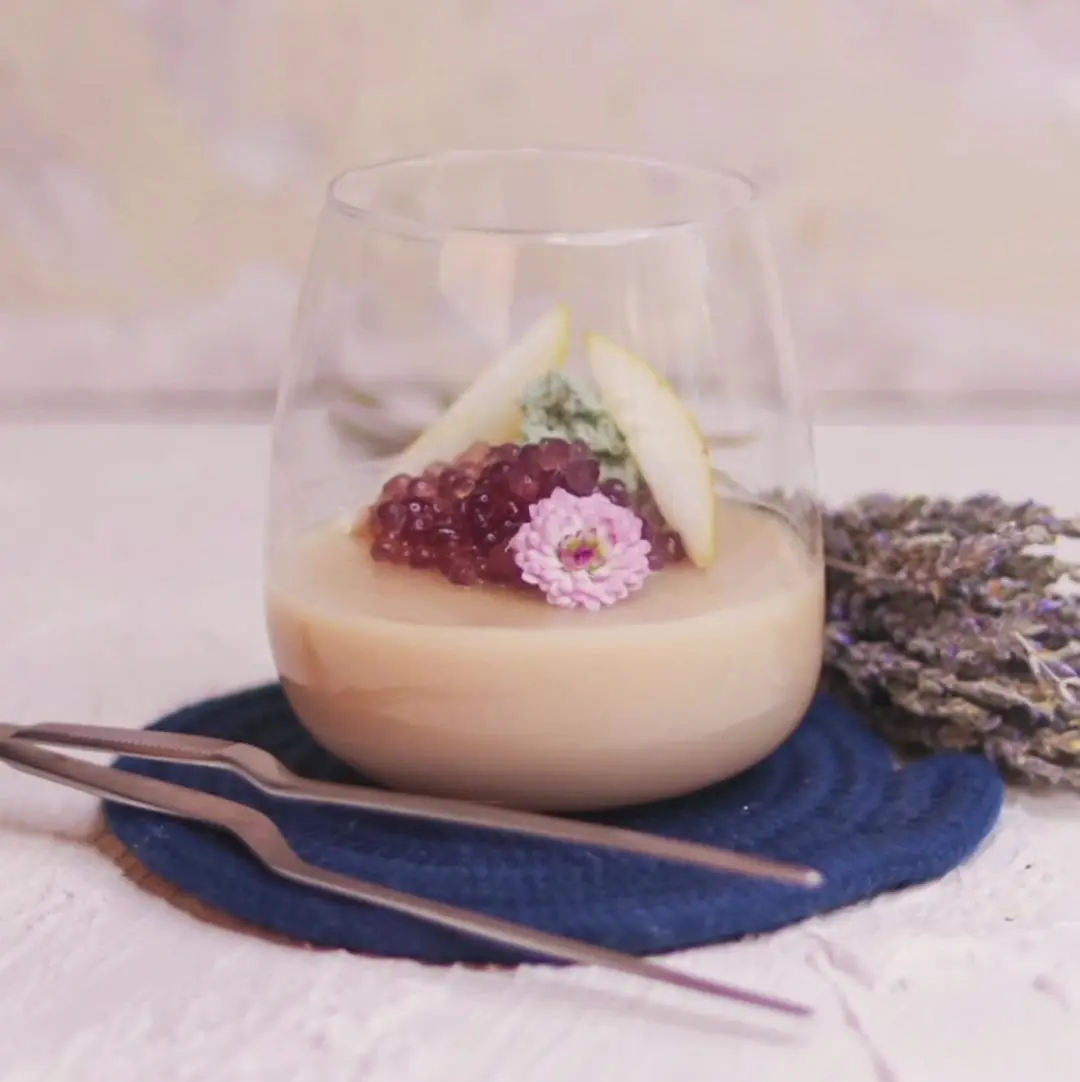 creation thumb for Pudding de Lait de Soja et Dattes Servi avec des Perles de Lavande