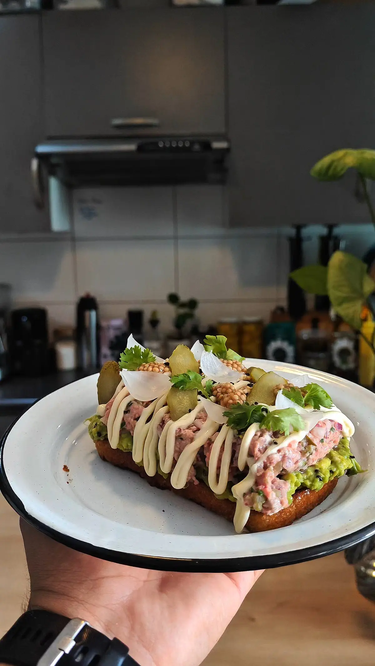 creation thumb for Crudo, Avocado und Frittierte Brötchen