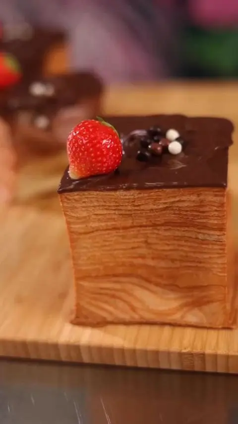 creation thumb for Croissant Cube com crema leggera al cioccolato fondente 66%