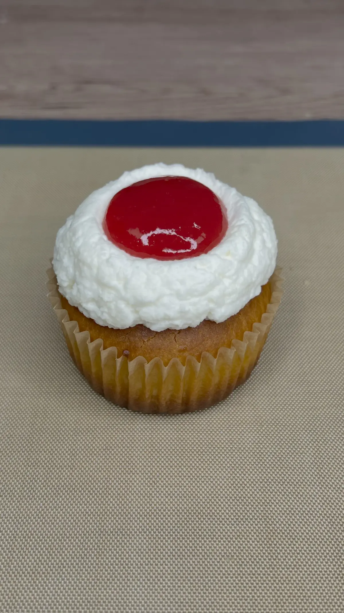 creation thumb for Lemon cupcake with strawberry jam