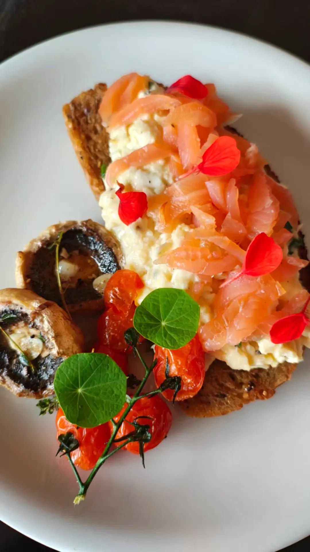 creation thumb for Scrambled eggs and smoked salmon
