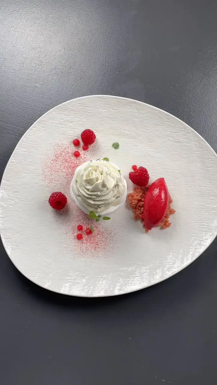 creation thumb for Raspberry pavlova 🌹