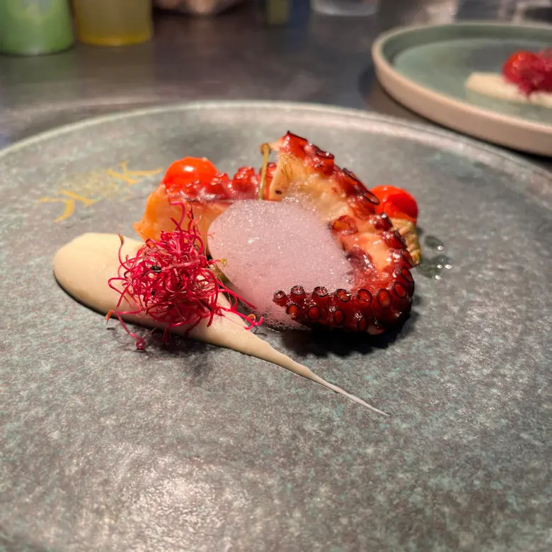 creation thumb for Polpo confit spuma di fragole purea di sedano