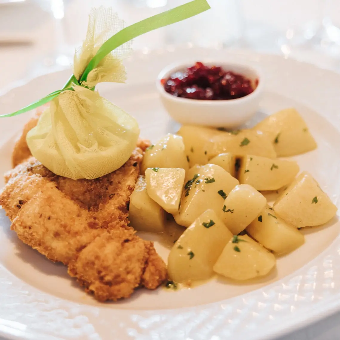 creation thumb for Wiener Schnitzel im Hotel Schneider