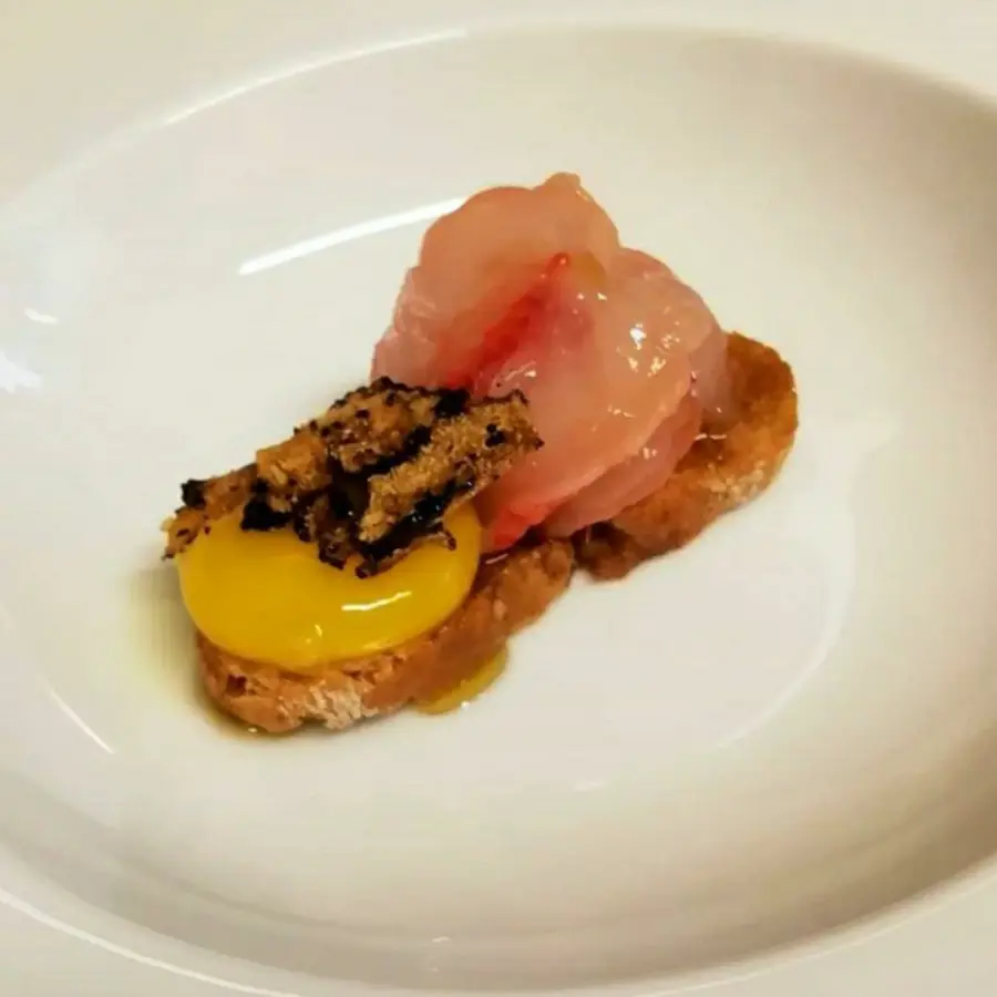 creation thumb for Bruschetta all'aglio nero, gambero rosso di Mazara,  tuorlo di quaglia cotto a basse temperature e tartufo
