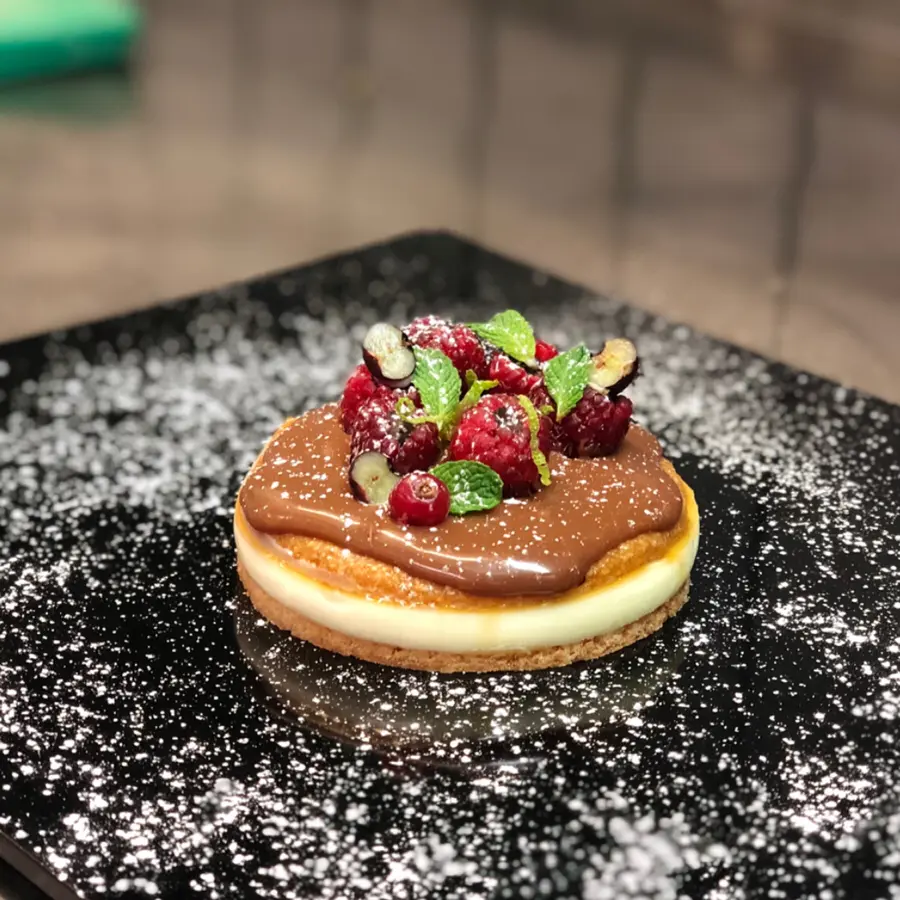 creation thumb for Entremet caramel chocolat Sablée | weiße Schokoladen Namelaka | Haselnuss-Karamell | Karamellcreme | gefüllte Himbeere | Limette