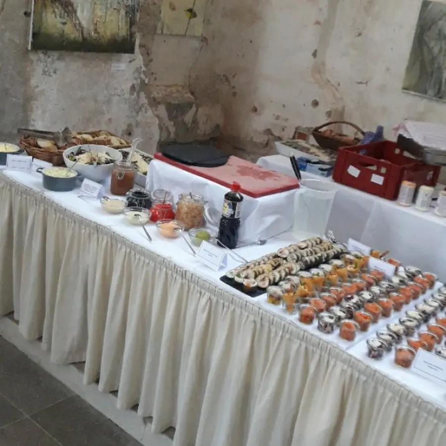 creation thumb for Kleines Catering in einer großen Kirche