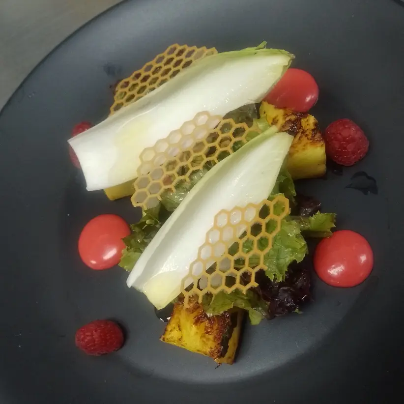 creation thumb for Ensalada de lechuga mixta con piña rostizada tuille de miel