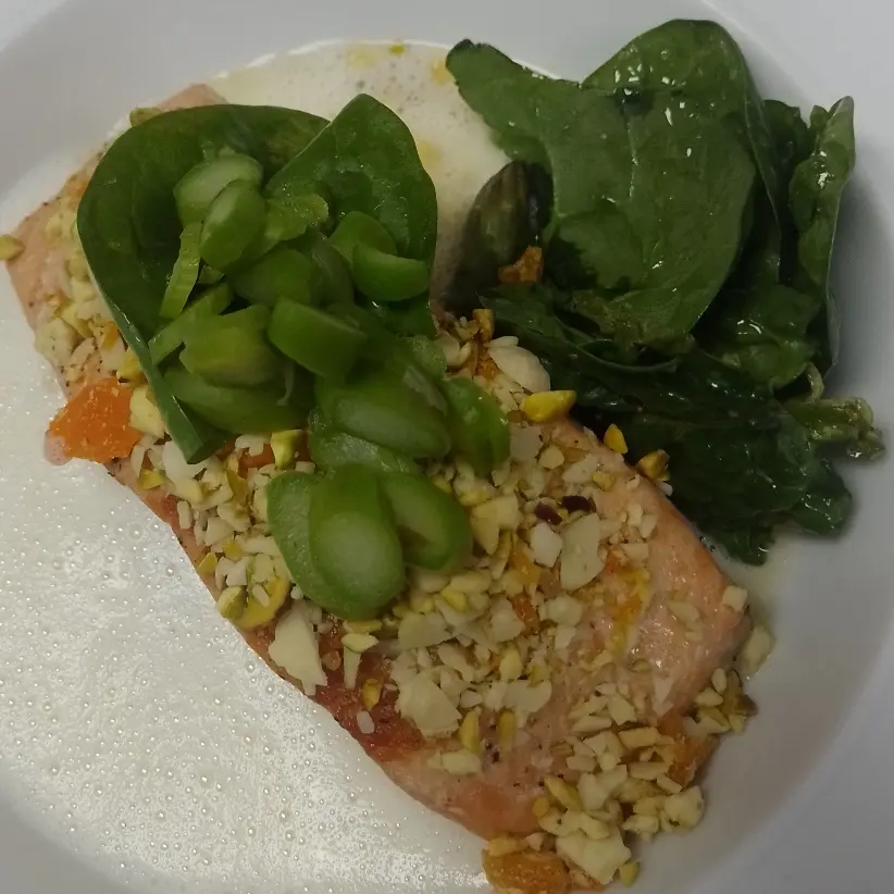 creation thumb for Salmón con costra de manzana 🍎salsa de vino espumoso