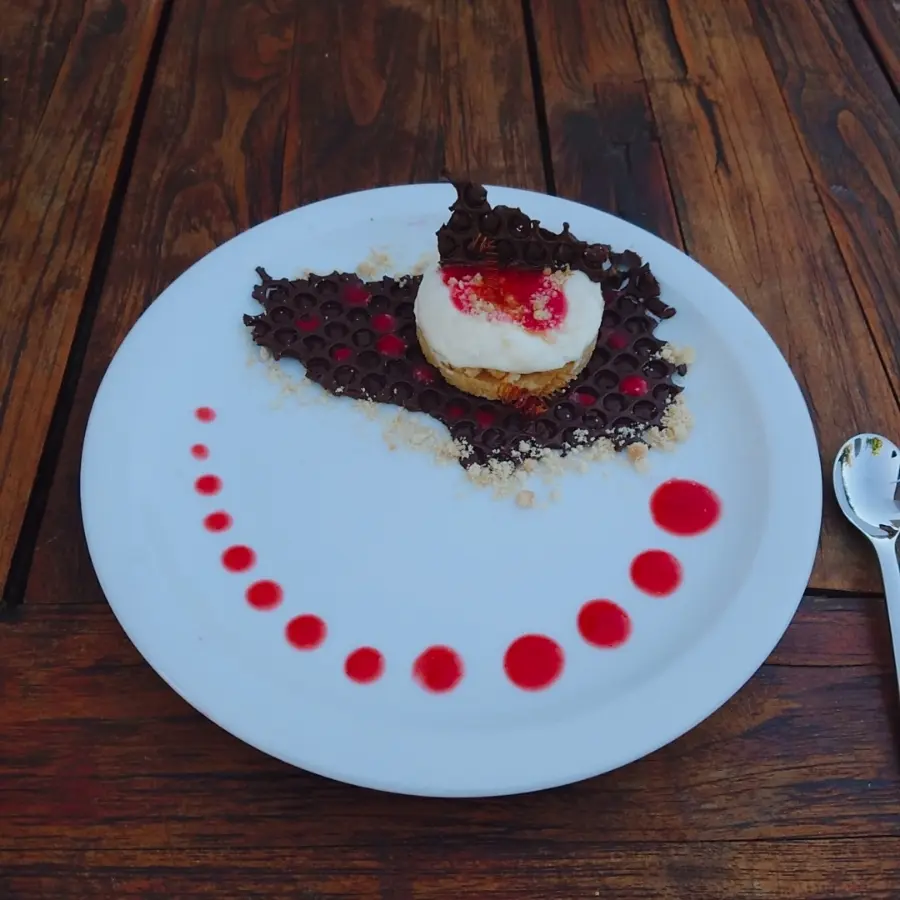 creation thumb for Trifle aus Passionsfruchtcreme auf Biskuitkeksen und einem Himbeerpüree