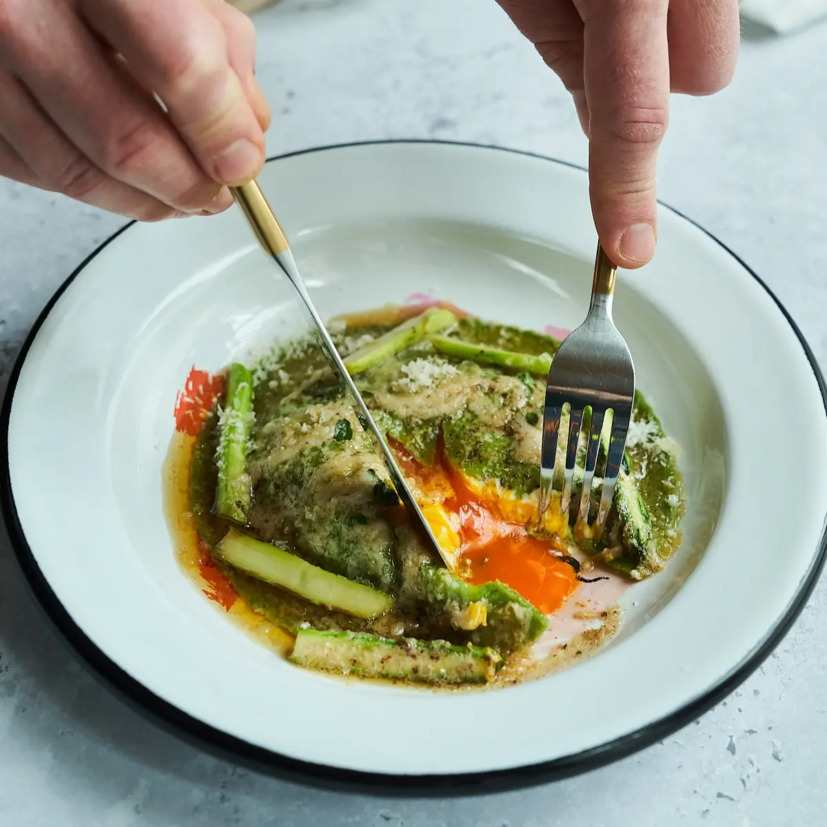 creation thumb for Raviolis au Jaune d'Œuf avec Asperges, Marjolaine et Beurre Noisette