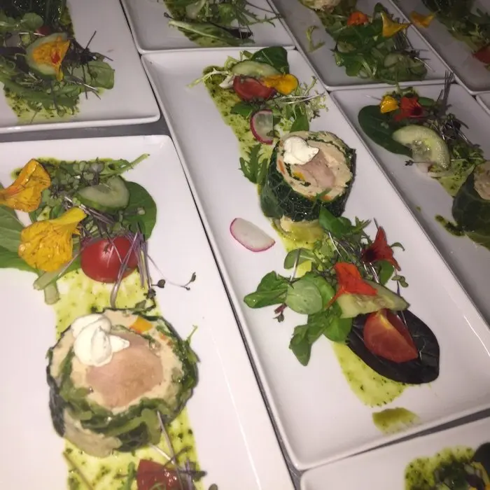 creation thumb for Reh Rouladen mit Kräutercreme und gemischten Salat