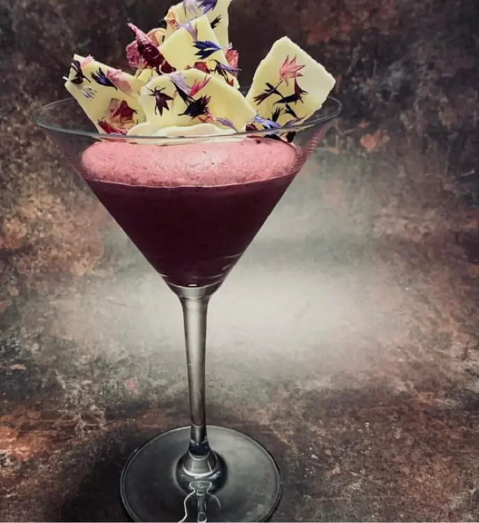 creation thumb for Mousse di Ribes Nero con scaglie di cioccolato bianco