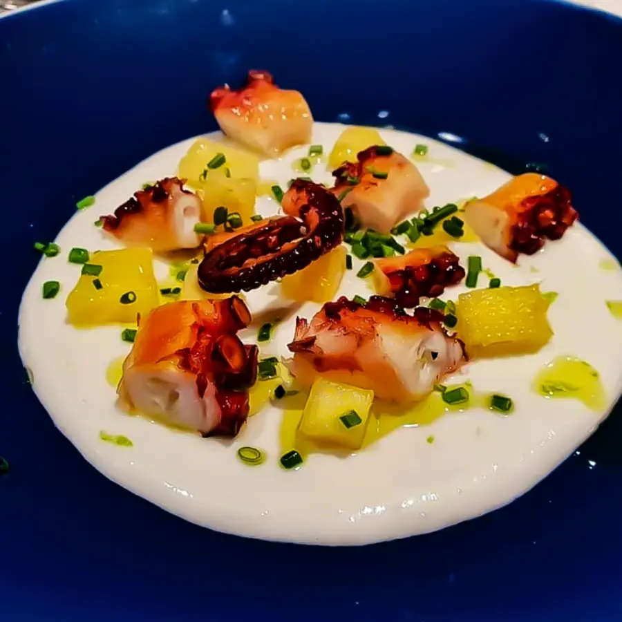 creation thumb for Gegrillter octopus mit Ananas und burratacreme