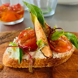 creation thumb for Tapa di fichi, pomodoro confitato, formaggio di capra e germogli