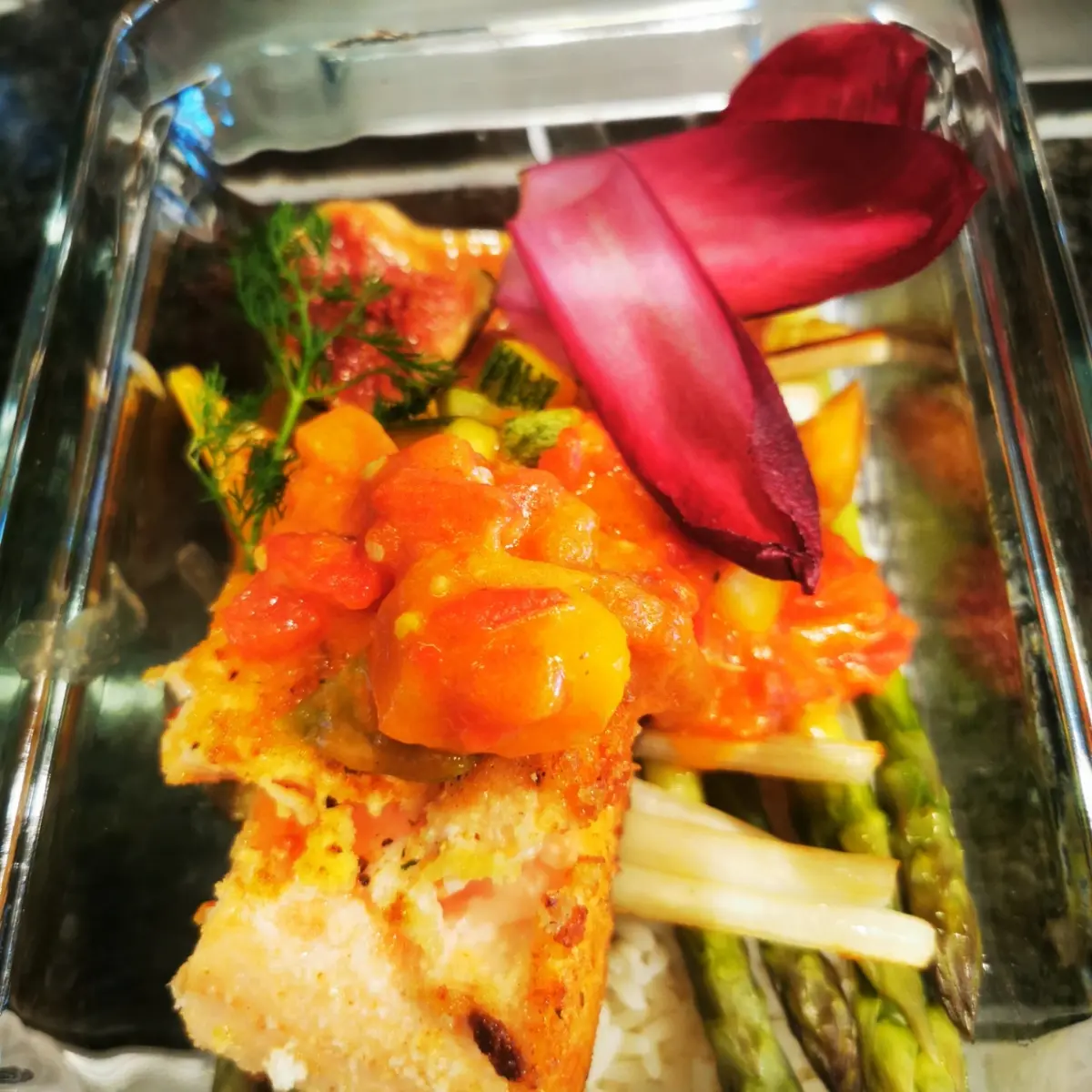 creation thumb for Lachsfilet auf Zitronen Reis mit weißen und grünen spargel to-go