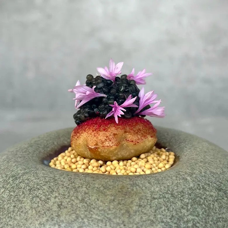 creation thumb for Puffed potato, chestnut puree, raspberries and caviar