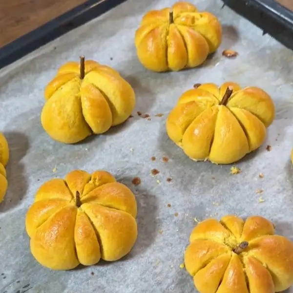 creation thumb for Pumpkin brioche buns