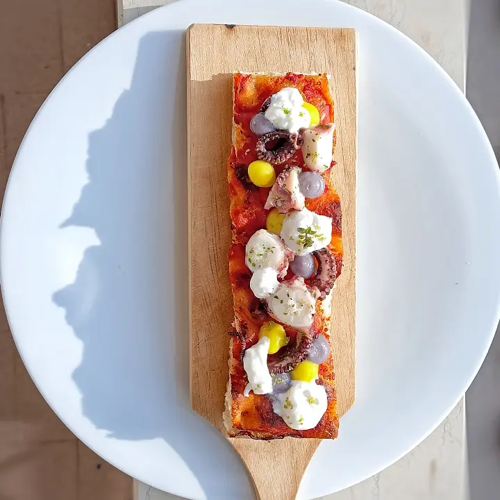 creation thumb for Pizza alla Romana con Polpo, Crema di Patate & Stracciatella