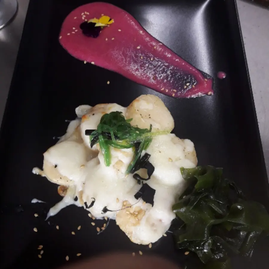 creation thumb for Vieiras a la parmesana con parmentier de remolacha y mix de algas