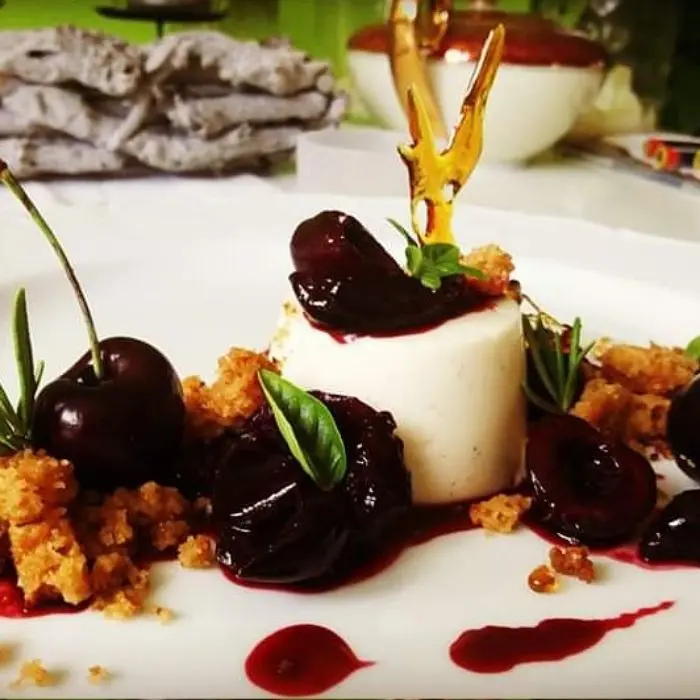 creation thumb for Panna Cotta/Balsamico-Kirschen/Rosmarincrumble