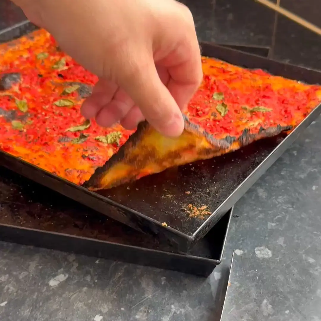 creation thumb for Crunchy Roman-Style Red Pizza đ