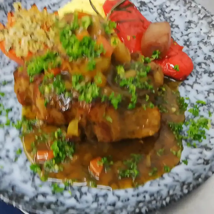 creation thumb for Geschmorte Kalbshaxenscheibe mit Gremolata dazu Portweinschalotte, Ofentomate und Paprika dazu Risotto alla Milanese