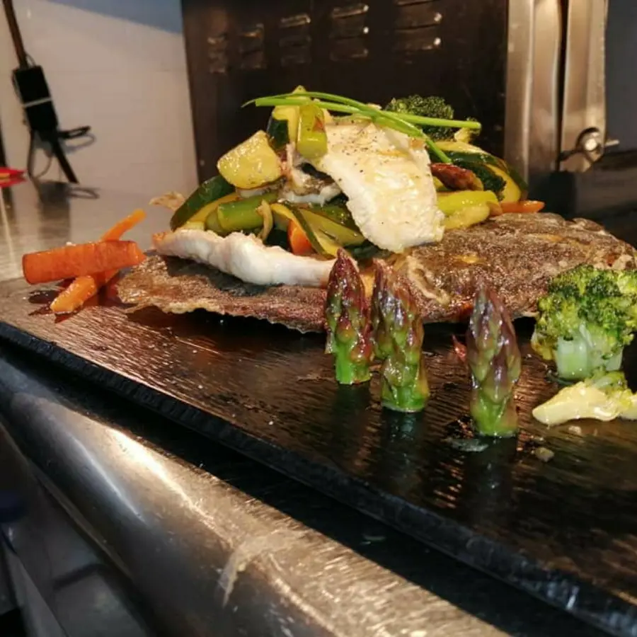 creation thumb for Espina de rodaballo frita coronado con las supremas del mismo mantecadas al romero con verduras crudite