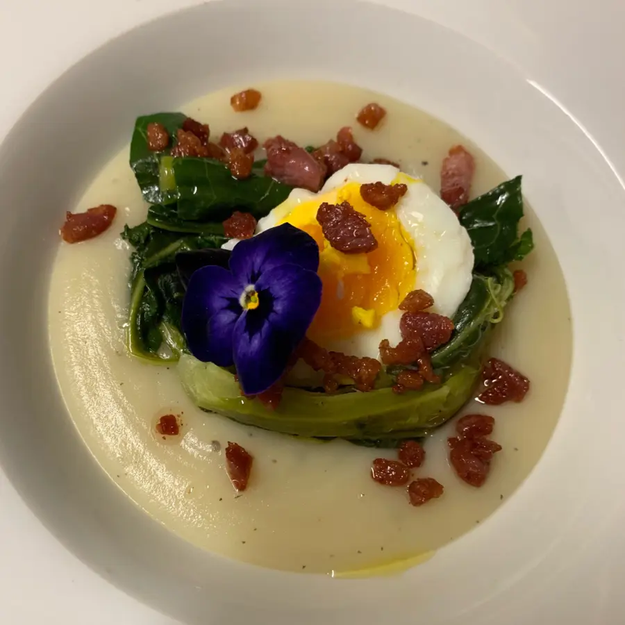 creation thumb for Uovo sodo nel nido di broccoletto di Custoza su una purea di patate spolverata di bacon croccante 🥰