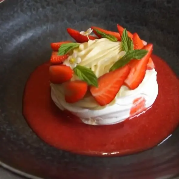 creation thumb for Pavlova mit Erdbeersauce & Pistaziencreme