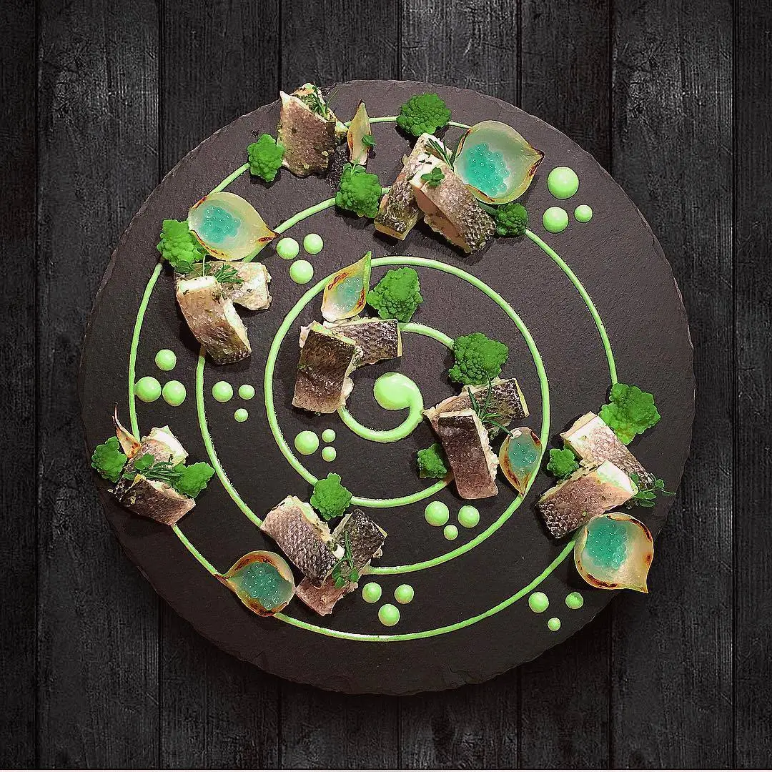 creation thumb for Lubina con hierbas aromáticas, romanesco, cebolla y caviar de menta