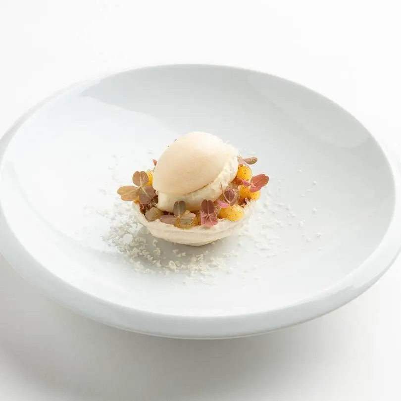 creation thumb for Pera con crosta di macaron, sorbetto al Sauternes, crema contadina