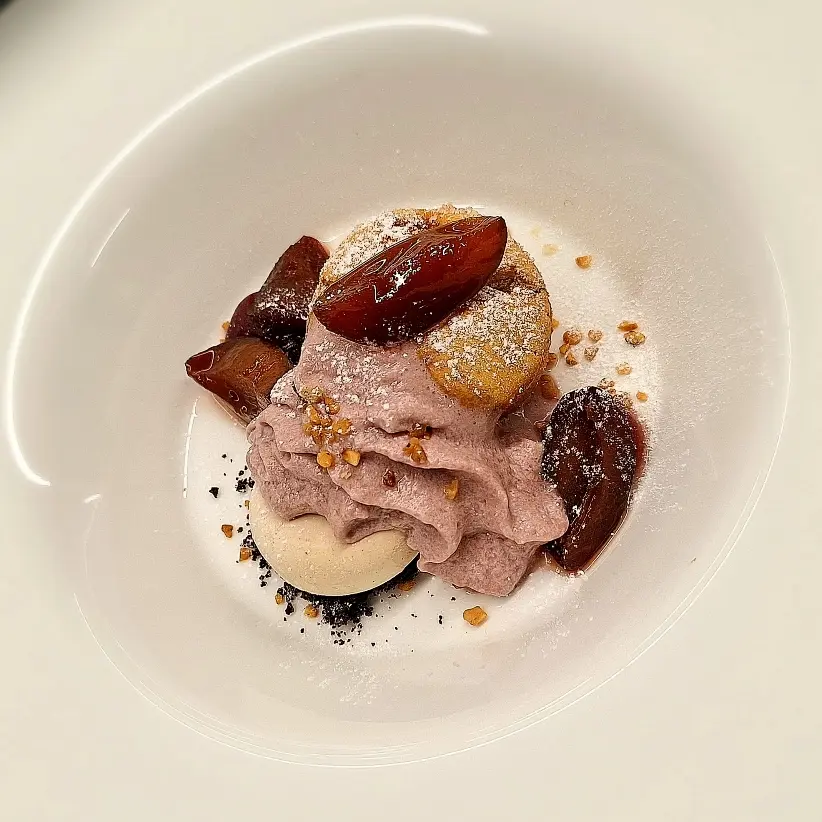 creation thumb for Soufflé aux prunes, porto et glace à la cannelle