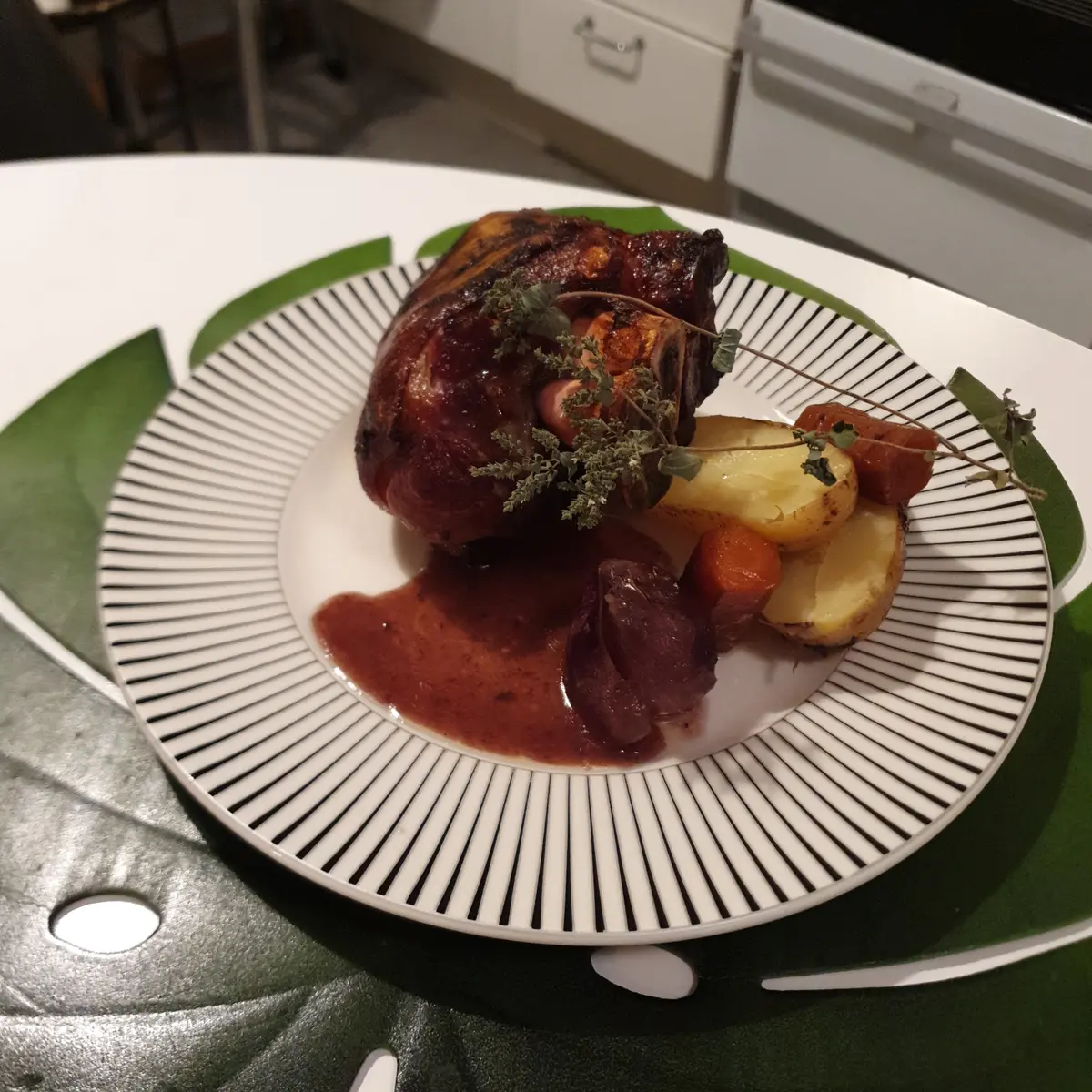 creation thumb for Codillo de cerdo a l'ast con verduras y reducción de vino tinto puglia