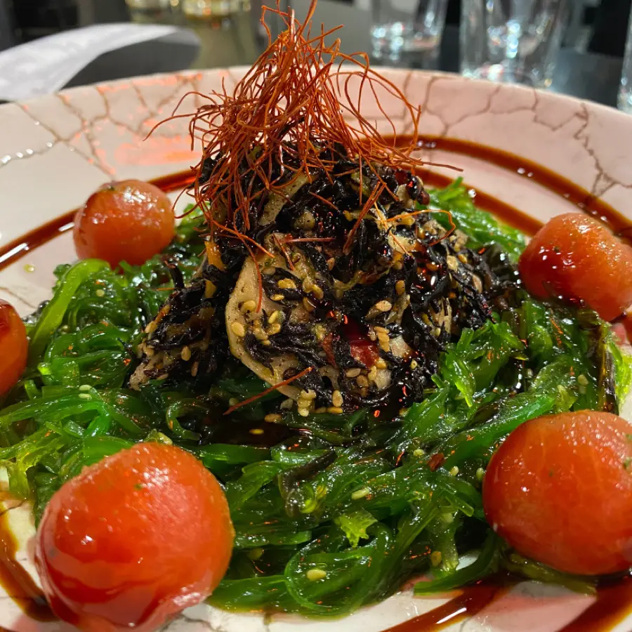 creation thumb for Ensalada de algas con tomates cherrys osmotizados en sake y te verde matcha🤟