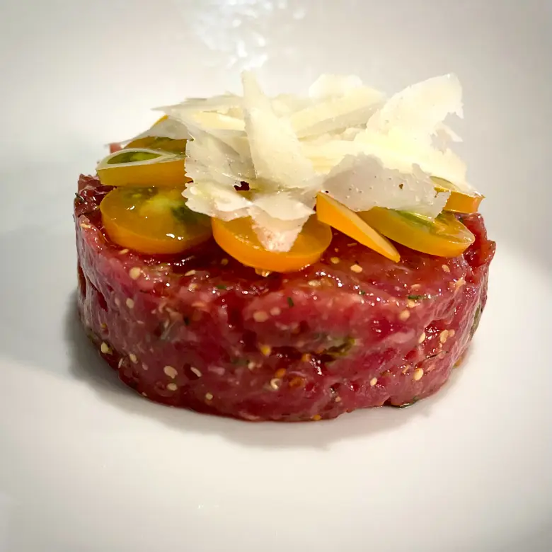 creation thumb for Tartar de carne, tomates cherry, grana y mostaza