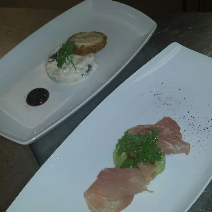 creation thumb for Hühnergalantine auf Selerie Waldorfsalat und Sauce Cumberland und Geräucherter Thunfisch auf Avocadotartare
