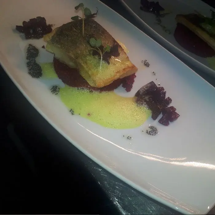 creation thumb for Gebratenes Felchenfilet mit zweierlei von der Roten Rübe, Mohnbutter und Safranschaum