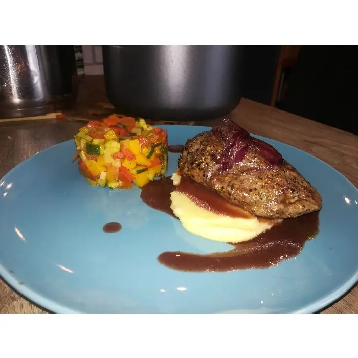 creation thumb for Rinderfilet auf Kartoffelpüree mit Ratatouille und Rotwein-Balsamico Sauce