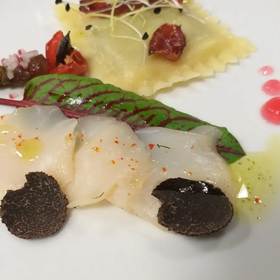 creation thumb for Gebeizte Jakobsmuschel, Trüffel, Granatapfel, Korianderöl, Auberginen Ravioli, Parmaschinkenkrokant, Blutampfer